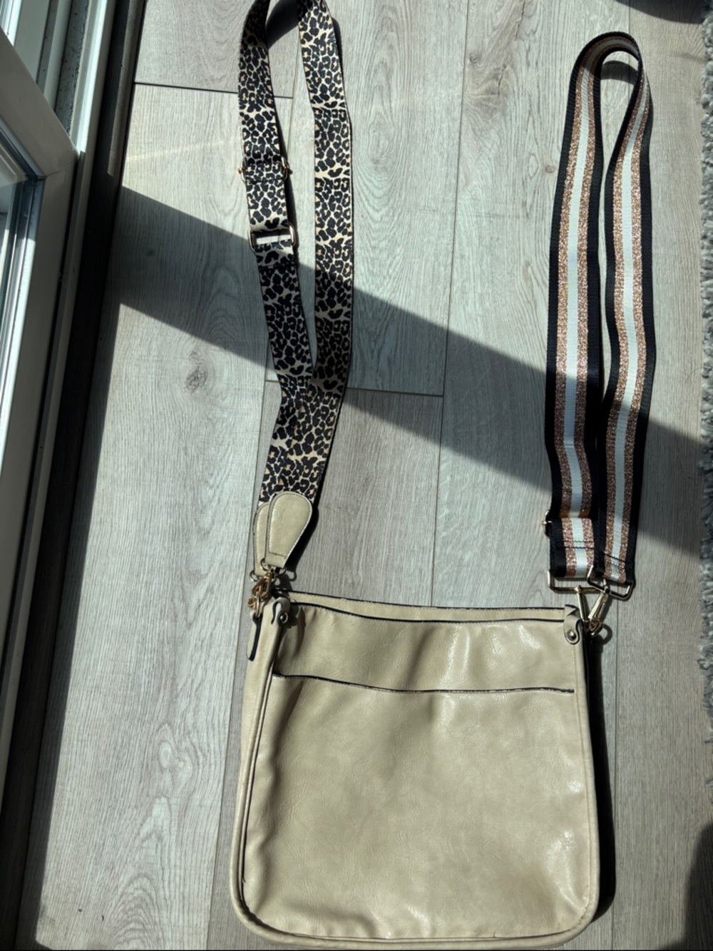 Ladies tan purse perfect for summer!